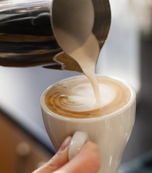 close-up-hand-holding-coffee-cup close-up-hand-holding-coffee-cup